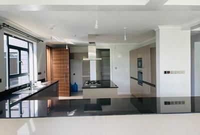 5 Bed Townhouse with En Suite in Runda - 2