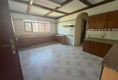 6 Bed House with En Suite in Runda - 4