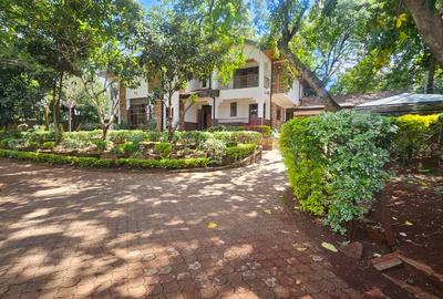 5 Bed House with En Suite in Runda