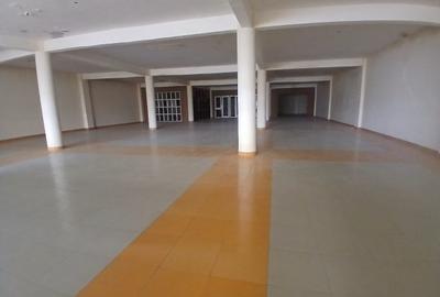 10,000 ft² Warehouse with Parking in Mlolongo - 2