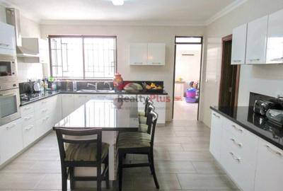 4 Bed Apartment with En Suite in General Mathenge