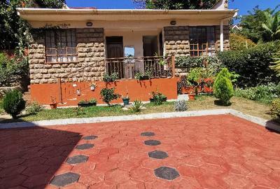 4 Bed House with En Suite in Rosslyn