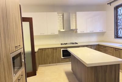 5 Bed Townhouse with En Suite in Lavington - 2