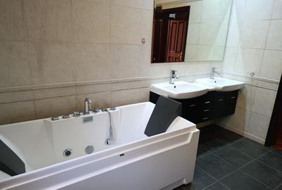 5 Bed Townhouse with En Suite in Karen - 3