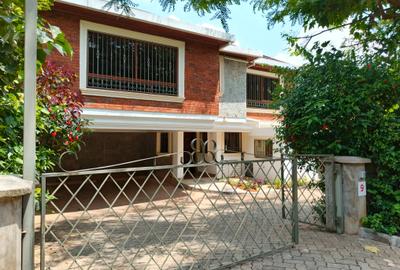 5 Bed Villa with En Suite at Spring Valley