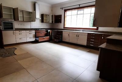 4 Bed Townhouse with En Suite at Lavington - 3