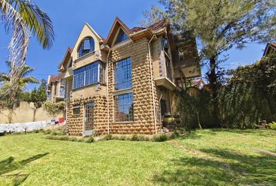 5 Bed Townhouse with En Suite in Lavington - 3
