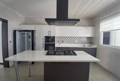 3 Bed Apartment with En Suite at Riverside Drive - 2