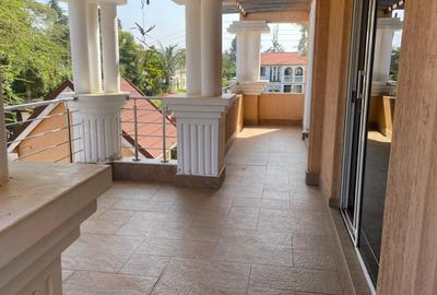 5 Bed Townhouse with En Suite in Ridgeways - 2