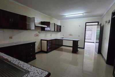 4 Bed House with En Suite in Riverside