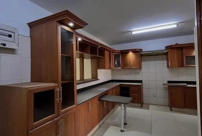 3 Bed Apartment with En Suite in Kilimani