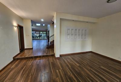 5 Bed House with En Suite in Runda