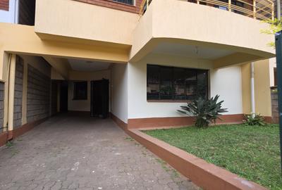 4 Bed House with En Suite in Lavington