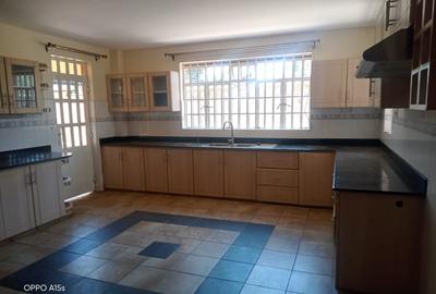 4 Bed Townhouse with En Suite in Rosslyn - 2