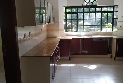 5 Bed Townhouse with En Suite in Lavington