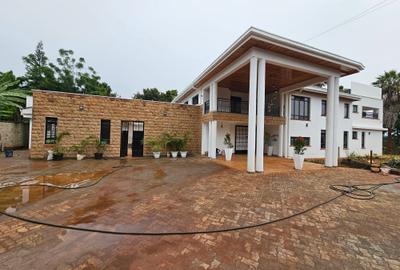 5 Bed Villa with En Suite in Runda