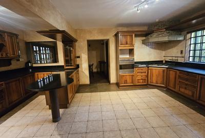 6 Bed House with En Suite in Runda - 3