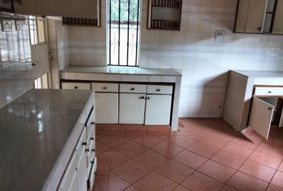 5 Bed Townhouse with En Suite in Lavington