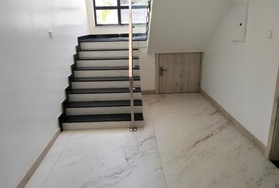 5 Bed House with En Suite in Runda - 4