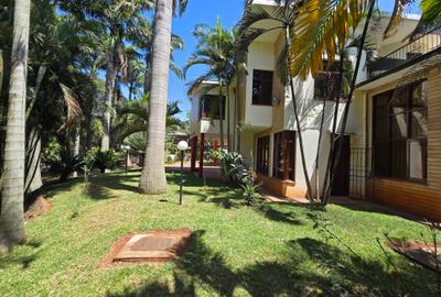 4 Bed House with En Suite in Hill View - 3