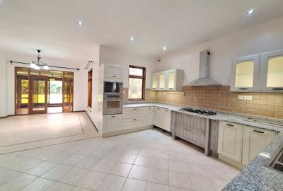 5 Bed Villa with En Suite at Pepo Lane. - 4
