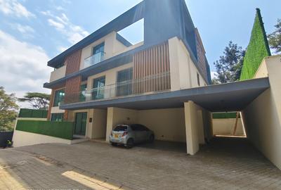 5 Bed Villa with En Suite at Lavington Green - 3
