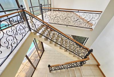 5 Bed House with En Suite in Runda