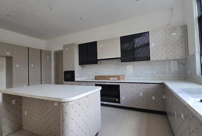 6 Bed House with En Suite in Lavington - 4