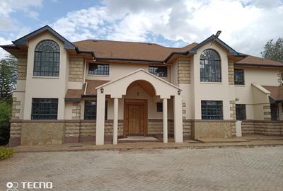 4 Bed Townhouse with En Suite at Close To Un - 2