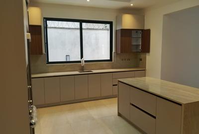5 Bed Townhouse with En Suite in Lavington - 2