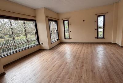 5 Bed House with En Suite in Ridgeways - 3