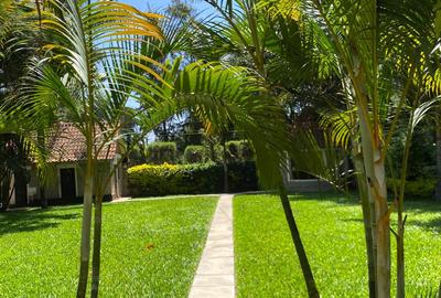 4 Bed House with En Suite in Ridgeways - 3