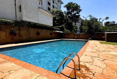 5 Bed Villa with En Suite in Riverside