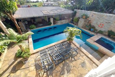 6 Bed House with En Suite in Runda - 2