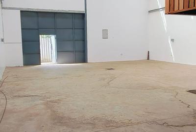 2,432 ft² Warehouse with Service Charge Included in Kamakis - 2