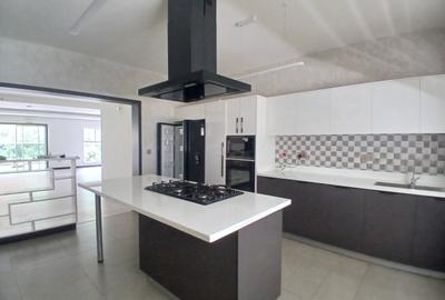 3 Bed Apartment with En Suite at Riverside Drive - 4