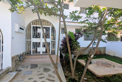 4 Bed House with En Suite at 3Rd Avenue - 2