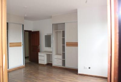 4 Bed Apartment with En Suite in Parklands - 3