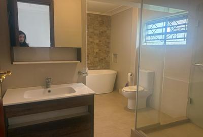 5 Bed House with En Suite at Brookside - 3