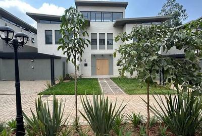 5 Bed Townhouse with En Suite in Runda - 2