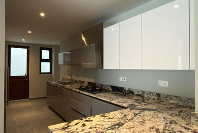 4 Bed Villa with En Suite in Spring Valley - 3