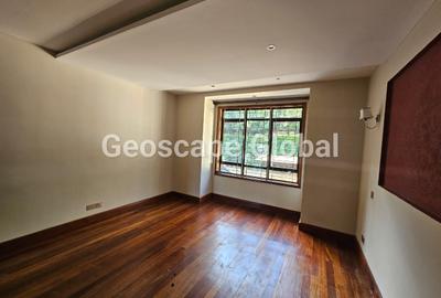 5 Bed House with En Suite in Runda