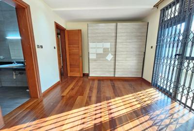 7 Bed House with En Suite in Nyari