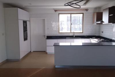 3 Bed Apartment with En Suite in Lavington