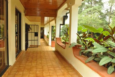 5 Bed House with En Suite in Nyari - 3
