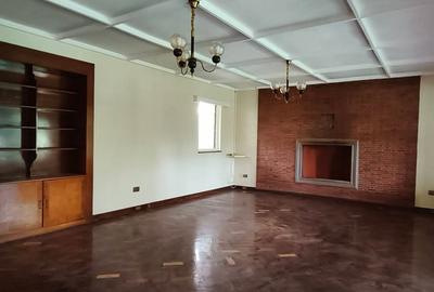 4 Bed House with En Suite in Rosslyn - 2