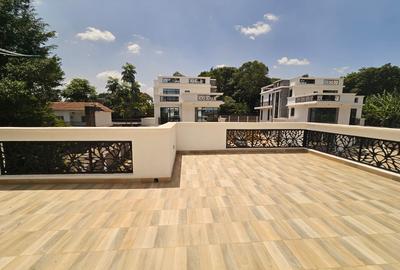 5 Bed House with En Suite in Lavington - 3