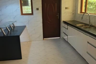 5 Bed Townhouse with En Suite at Lavington - 3