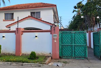 4 Bed House with En Suite at Hs106
