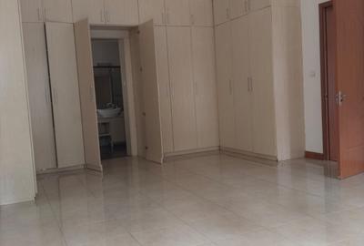 5 Bed Townhouse with En Suite in Riverside - 4